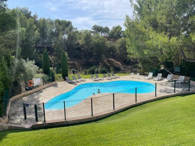 Les Cistes Bed & Breakfast Mallemort Bagian luar foto