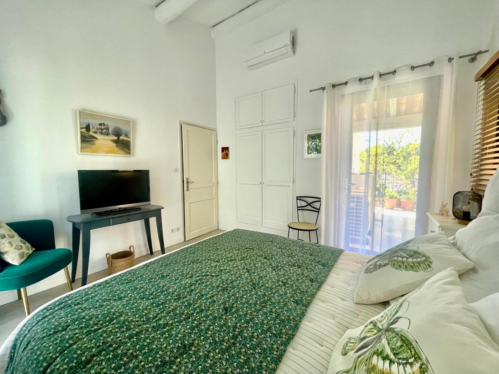 Les Cistes Bed & Breakfast Mallemort Bagian luar foto